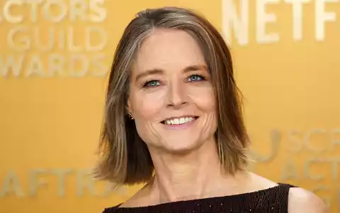 Oscar-Preisträgerin Jodie Foster glaubt, dass das Drehbuch zum Erfolgsfilm «F1» mit Brad Pitt möglicherweise von künstlicher Intelligenz geschrieben wurde. (Archivbild) - Foto: Jordan Strauss/Invision via AP/dpa
