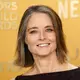 Oscar-Preisträgerin Jodie Foster glaubt, dass das Drehbuch zum Erfolgsfilm «F1» mit Brad Pitt möglicherweise von künstlicher Intelligenz geschrieben wurde. (Archivbild) - Bild: Jordan Strauss/Invision via AP/dpa