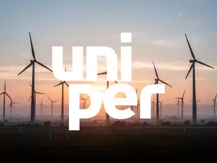 Windparks und Sonnenaufgang, die den Sektor der erneuerbaren Energien und Wachstum symbolisieren. - Foto: über boerse-global.de