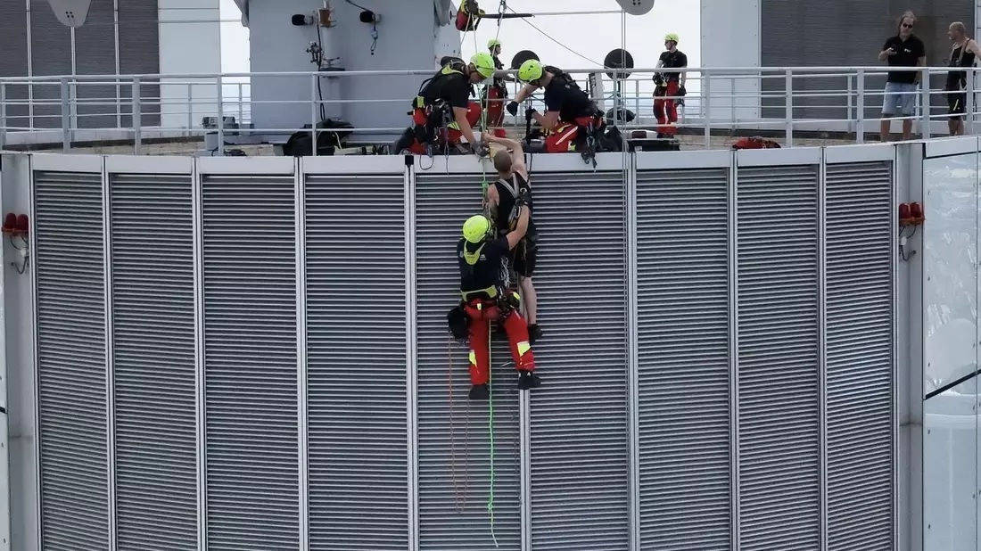 Die Arbeiter mussten laut Feuerwehr aus einer lebensgefährlichen Situation in 200 Metern Höhe gerettet werden. (Foto Handout) - Bild: ---/Feuerwehr Frankfurt am Main/dpa