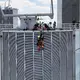 Die Arbeiter mussten laut Feuerwehr aus einer lebensgefährlichen Situation in 200 Metern Höhe gerettet werden. (Foto Handout) - Bild: ---/Feuerwehr Frankfurt am Main/dpa