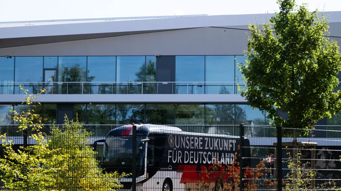 Warten auf die Entscheidung in der Bundestrainerfrage: der DFB in Frankfurt. - Bild: Florian Wiegand/dpa