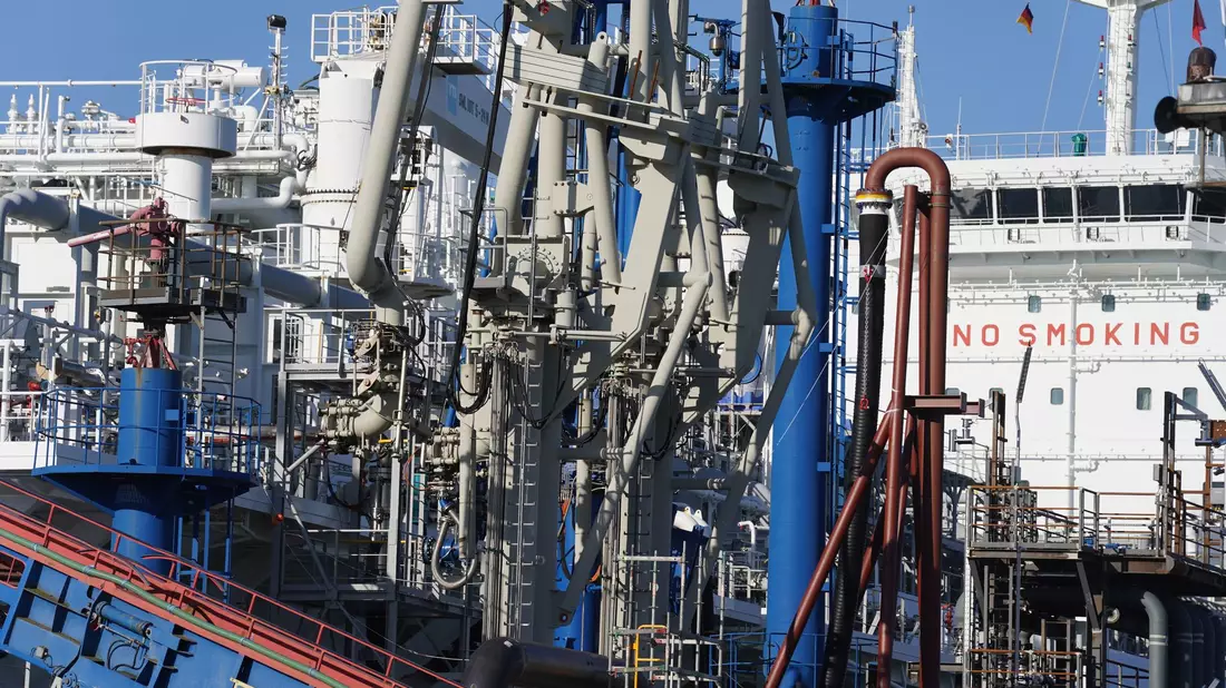 Zu den Folgen des russischen Angriffskriegs gegen die Ukraine gehören auch deutsche Bemühungen um neue Quellen für Energieimporte. (Symbolbild)  - Bild: Marcus Brandt/dpa
