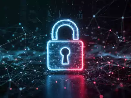 Leuchtendes Vorhängeschloss-Symbol über dunkler, abstrakter digitaler Landschaft mit vernetzten Datenpunkten, symbolisiert Datenlecks und Cybersicherheit. - Foto: über boerse-global.de