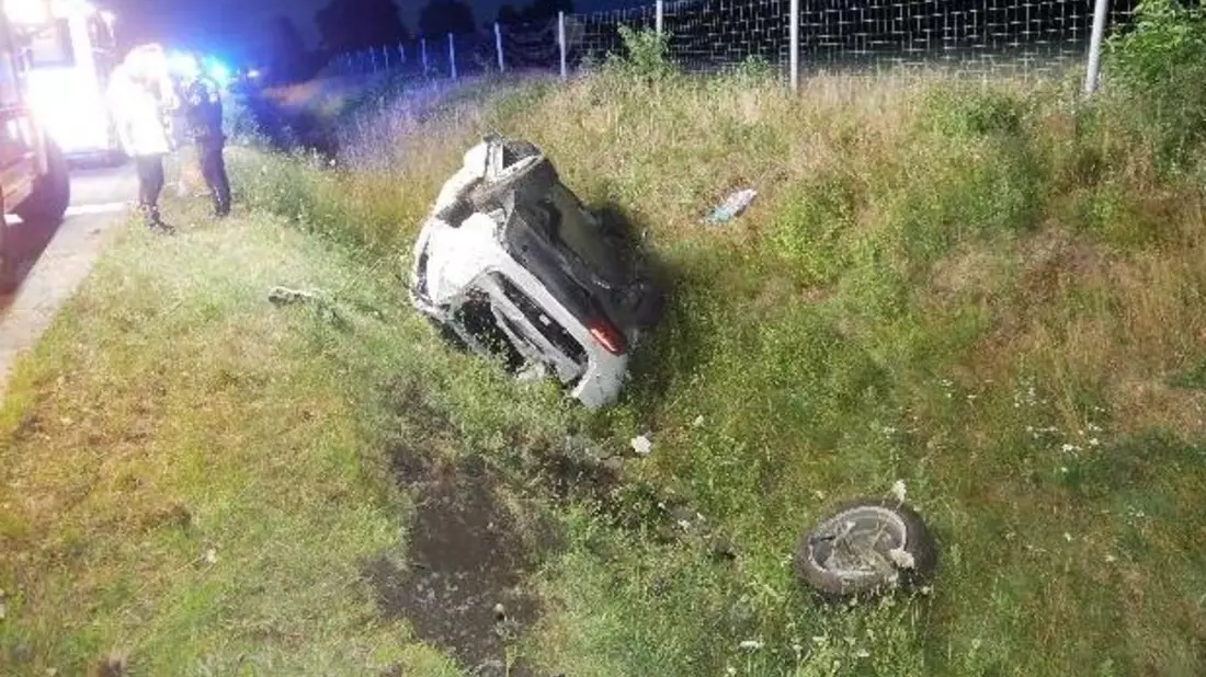 POL-ROW: ++ Schwerer Unfall auf der A1: Tesla überschlägt sich - Fahrerin alkoholisiert ++ Betrunken, ohne Fahrerlaubnis und mit unzulässigem Fahrzeug unterwegs ++ - Bild: presseportal.de