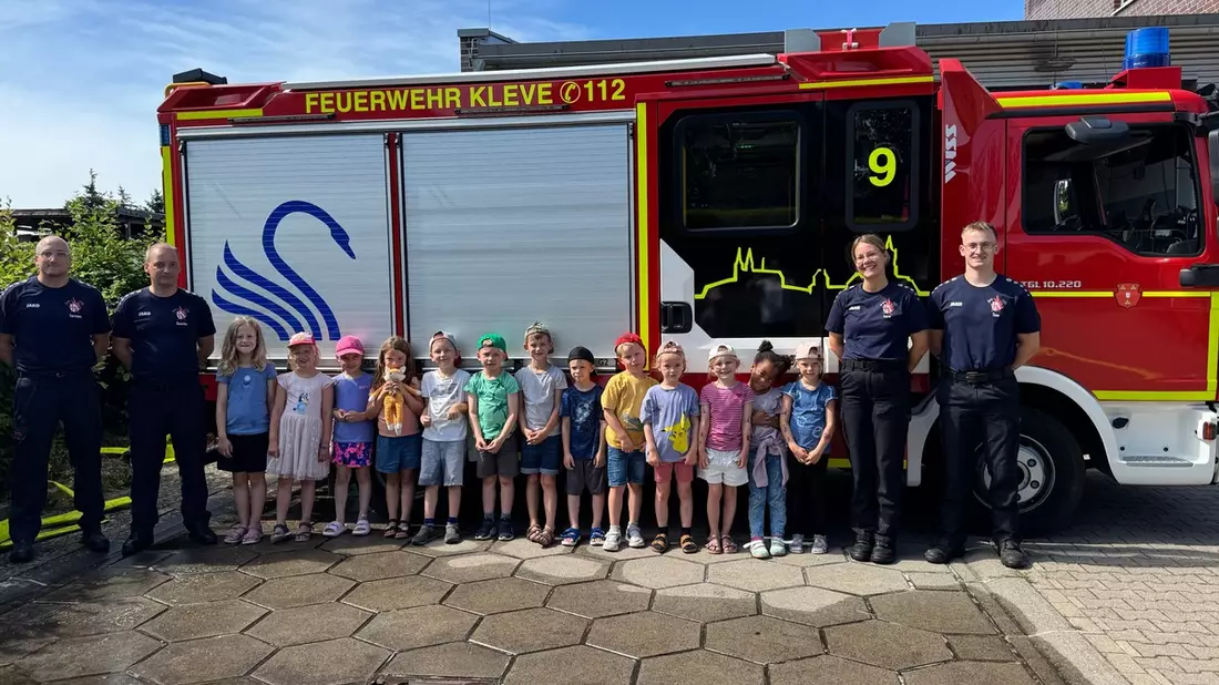 FW-KLE: Vorschulkinder des Kindergarten Gänseblümchen lernen den richtigen Umgang mit Feuer - Bild: presseportal.de