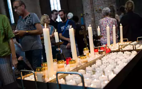 Kerzen und Teelichter brennen in der Marktkirche in Hannover nach einer Andacht für die in Stade Getöteten. - Foto: Moritz Frankenberg/dpa