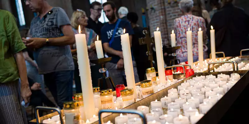 Kerzen und Teelichter brennen in der Marktkirche in Hannover nach einer Andacht für die in Stade Getöteten. - Foto: Moritz Frankenberg/dpa