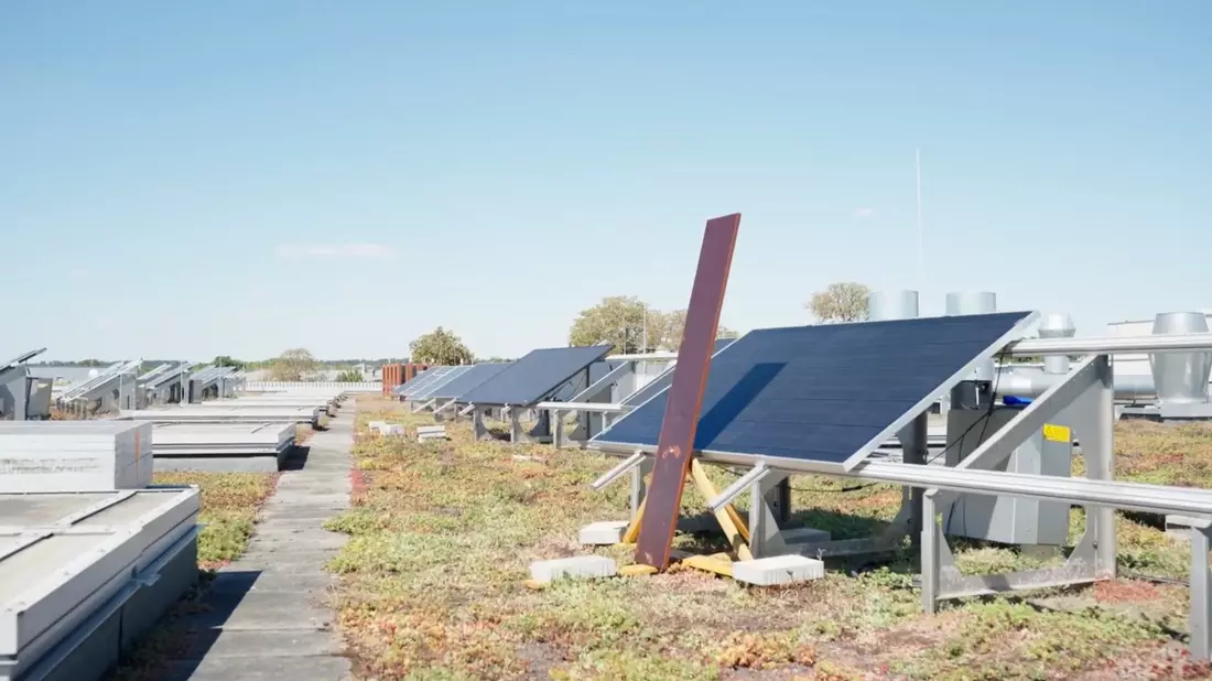 Verschattungsresistente PV-Module reduzieren Energieverluste auf städtischen Dächern - Bild: presseportal.de