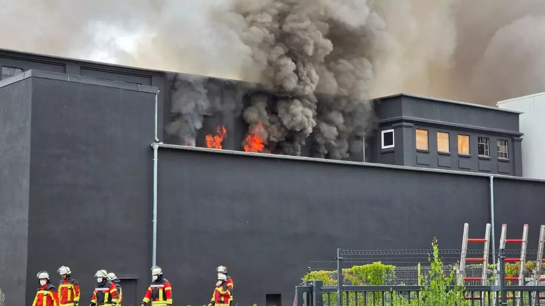 FW Neumünster: Großbrand in Lagerhallenkomplex - rund 58-stündiger Großeinsatz mit etwa 300 Kräften - Bild: presseportal.de