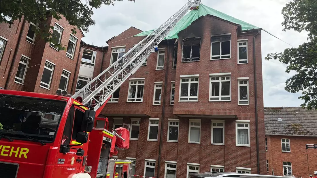 IM-MV: Notdach schützt LUP-Klinikum nach Brand - Spezialausrüstung des Brandschutzes verhindert weitere Schäden - Bild: presseportal.de