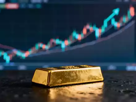 Ein glänzender Goldbarren auf dunklem Untergrund, im Hintergrund eine unscharfe digitale Kurstafel mit steigendem Trend. - Foto: über boerse-global.de