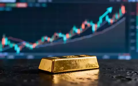 Ein glänzender Goldbarren auf dunklem Untergrund, im Hintergrund eine unscharfe digitale Kurstafel mit steigendem Trend. - Foto: über boerse-global.de