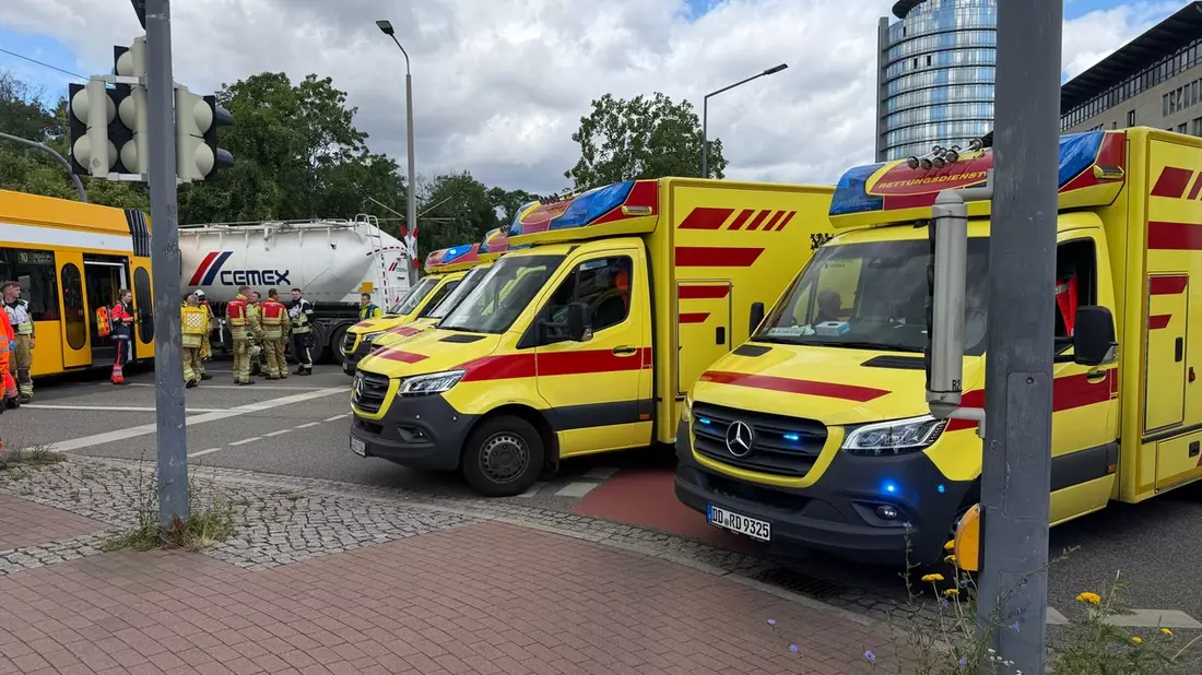 FW Dresden: Schwerer Verkehrsunfall zwischen Straßenbahn und Sattelzug - Bild: presseportal.de