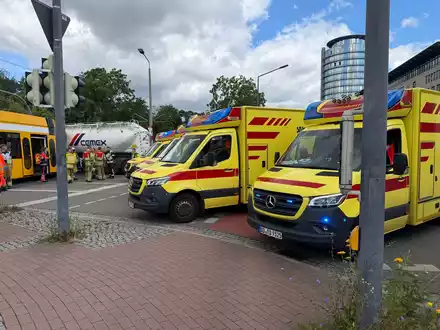 FW Dresden: Schwerer Verkehrsunfall zwischen Straßenbahn und Sattelzug - Foto: presseportal.de