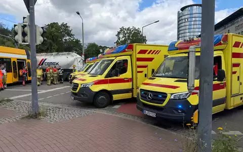FW Dresden: Schwerer Verkehrsunfall zwischen Straßenbahn und Sattelzug - Foto: presseportal.de