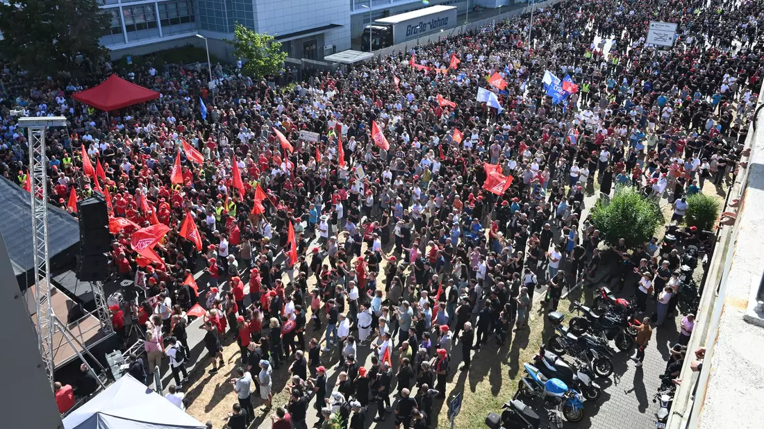 Tausende protestieren gegen den Sparkurs bei Mercedes-Benz. - Bild: Bernd Weißbrod/dpa