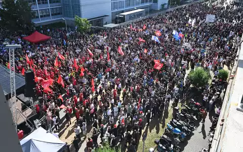 Tausende protestieren gegen den Sparkurs bei Mercedes-Benz. - Foto: Bernd Weißbrod/dpa