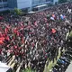 Tausende protestieren gegen den Sparkurs bei Mercedes-Benz. - Bild: Bernd Weißbrod/dpa