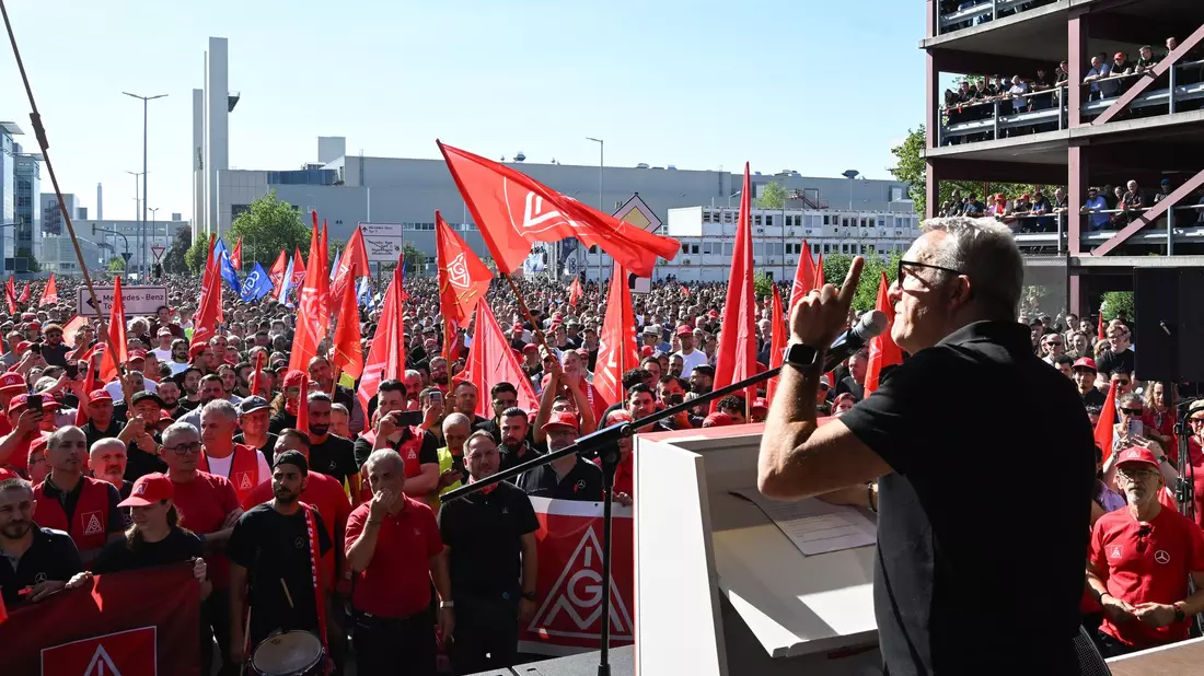 Gesamtbetriebsratschef Ergun Lümali: «Nicht einverstanden.» - Bild: Bernd Weißbrod/dpa