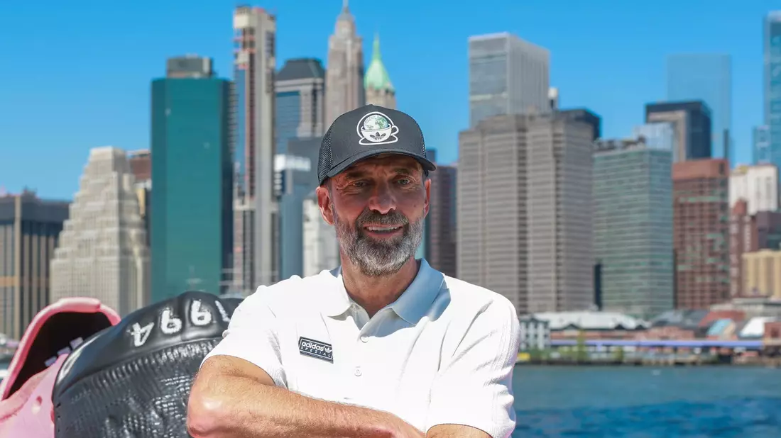Die große Lösung: Jürgen Klopp vor der Skyline von New York. (Archivbild) - Bild: Jan Woitas/dpa