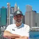 Die große Lösung: Jürgen Klopp vor der Skyline von New York. (Archivbild) - Bild: Jan Woitas/dpa