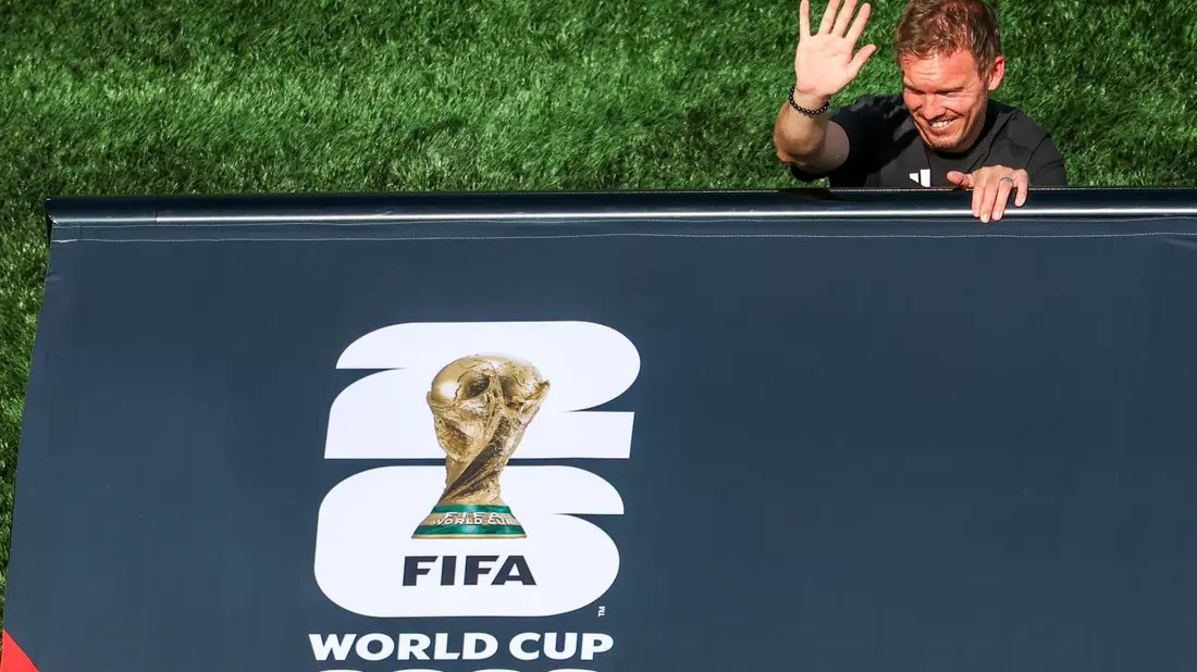 Und servus: Julian Nagelsmann winkt bei seinem letzten Länderspiel gegen Paraguay hinter der deutschen Bank. (Archivbild) - Bild: Jan Woitas/dpa
