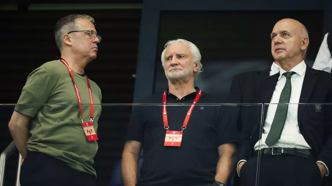 DFB-Präsident Bernd Neuendorf (r) hat schnell gehandelt. Neben ihm Sportdirektor Rudi Völler und Gesdchäftsführer Andreas Rettig, der auch gehen wird. (Archivild)  - Bild: Christian Charisius/dpa