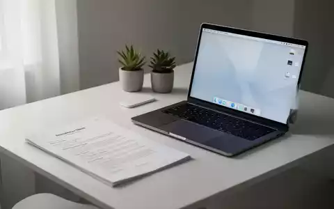 Ein minimalistischer, sauberer Schreibtisch mit einem Laptop, einem einzelnen Dokument und einer kleinen Pflanze, die Ordnung und Effizienz symbolisieren. - Foto: über boerse-global.de
