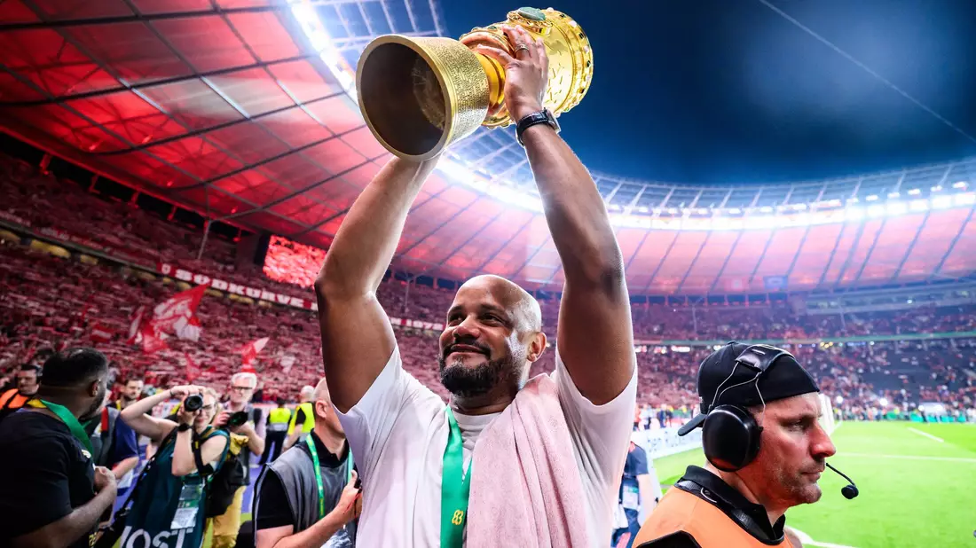 Bayern-Trainer Kompany darf sich auf einen neuen Spieler freuen. (Archivbild) - Bild: Tom Weller/dpa