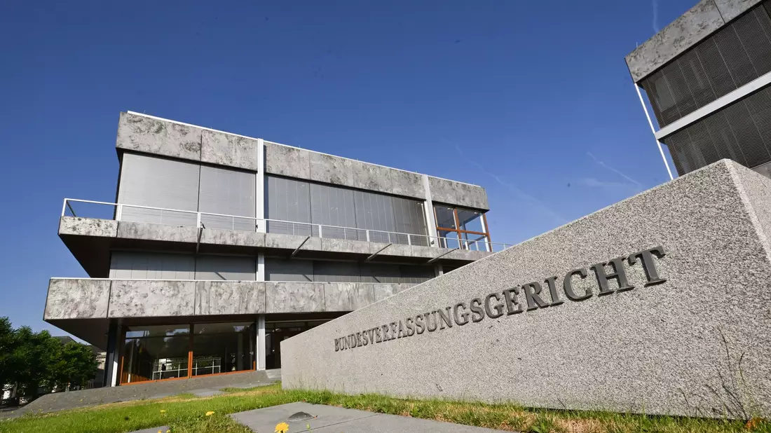 «Verfassungsrechtliches Tempolimit» für die Beratung von Gesetzentwürfen? Das Bundesverfassungsgericht entscheidet. - Bild: Bernd Weißbrod/dpa