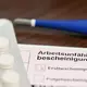 Wann sollen erkrankte Beschäftigte ihre Bescheinigung abholen? (Symbolbild)  - Bild: Bernd Weißbrod/dpa