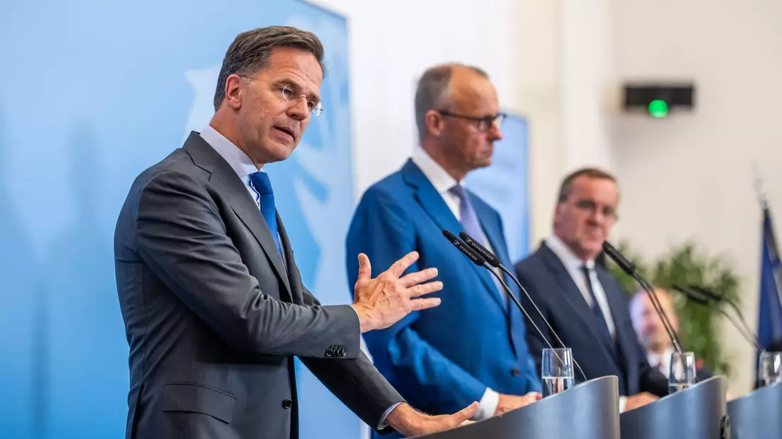 Nato-Generalsekretär Mark Rutte wird den Gipfel in der kommenden Woche leiten. Zur Vorbereitung führte er diese Woche noch Gespräche mit Bundeskanzler Friedrich Merz und Verteidigungsminister Boris Pistorius in Berlin. (Archivbild) - Bild: Michael Kappeler/dpa