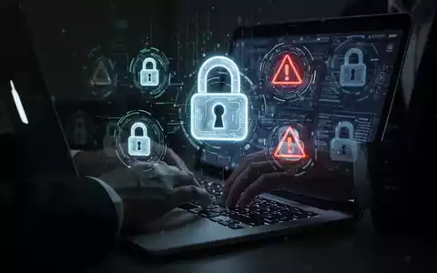 Hände tippen auf einer Laptop-Tastatur, auf dem Bildschirm sind leuchtende digitale Schloss- und Warnsymbole zu sehen. Dunkle, bedrohliche Atmosphäre. - Foto: über boerse-global.de