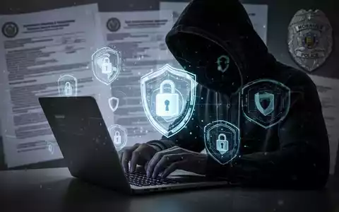 Person in Kapuzenjacke tippt auf Laptop, umgeben von leuchtenden digitalen Sicherheitssymbolen, die Cyberkriminalität und Betrug darstellen. - Foto: über boerse-global.de