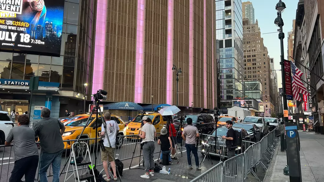 Journalisten, Fotografen und Schaulustige versammelten sich am Madison Square Garden. - Bild: Christina Horsten/dpa
