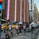 Journalisten, Fotografen und Schaulustige versammelten sich am Madison Square Garden. - Bild: Christina Horsten/dpa