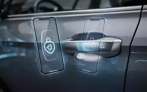 Smartphone mit digitalem Autoschlüssel-Symbol neben modernem Türgriff, Symbol für digitalen Fahrzeugzugang. - Foto: über boerse-global.de