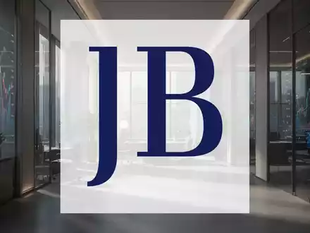 Ein elegantes, modernes Finanzbüro mit subtilen Anzeichen von Übergang und Veränderung, weiches Licht und lange Schatten. - Foto: über boerse-global.de