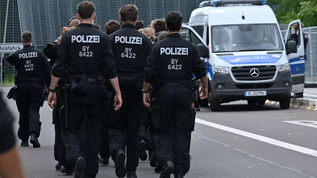 Die Polizei ist mit einem Großaufgebot bereits vor dem AfD-Parteitag im Einsatz. - Bild: Martin Schutt/dpa