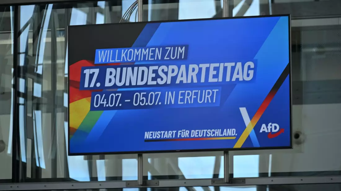 Die AfD hält auf dem Messegelände in Erfurt ihren Bundesparteitag ab. Gewählt wird die Parteispitze.  - Bild: Martin Schutt/dpa