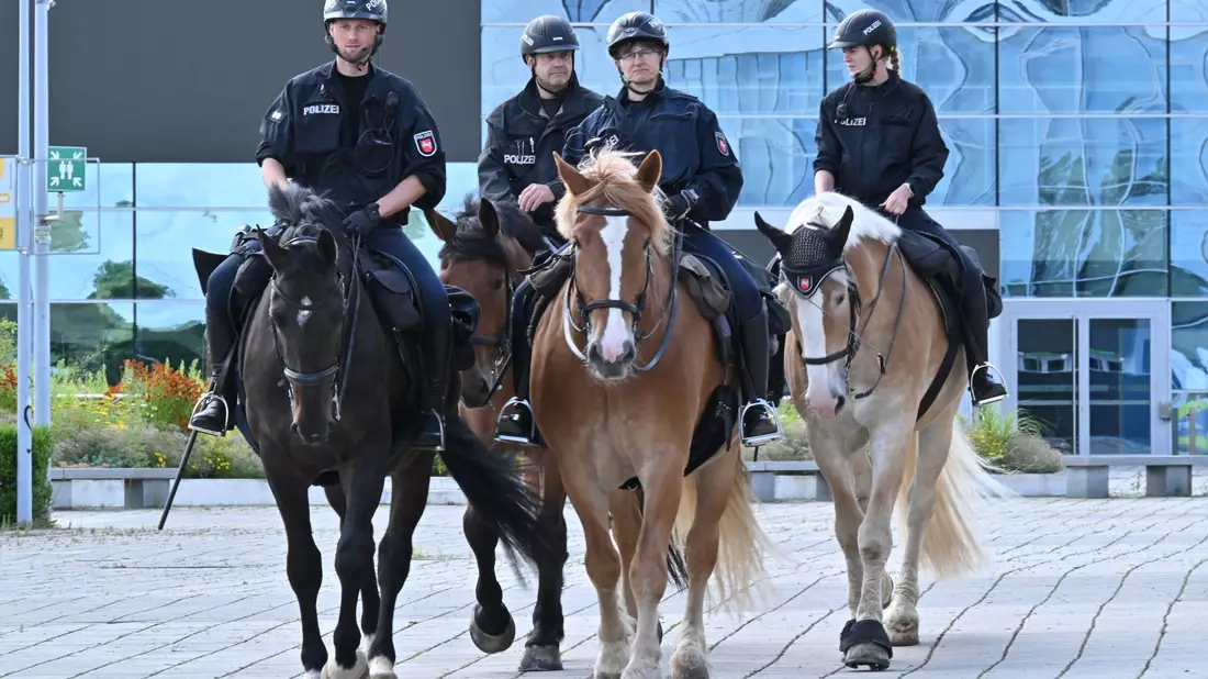 Polizei ist mit Pferden, Wasserwerfern und einer Reihe von Spezialteams im Einsatz. - Bild: Martin Schutt/dpa