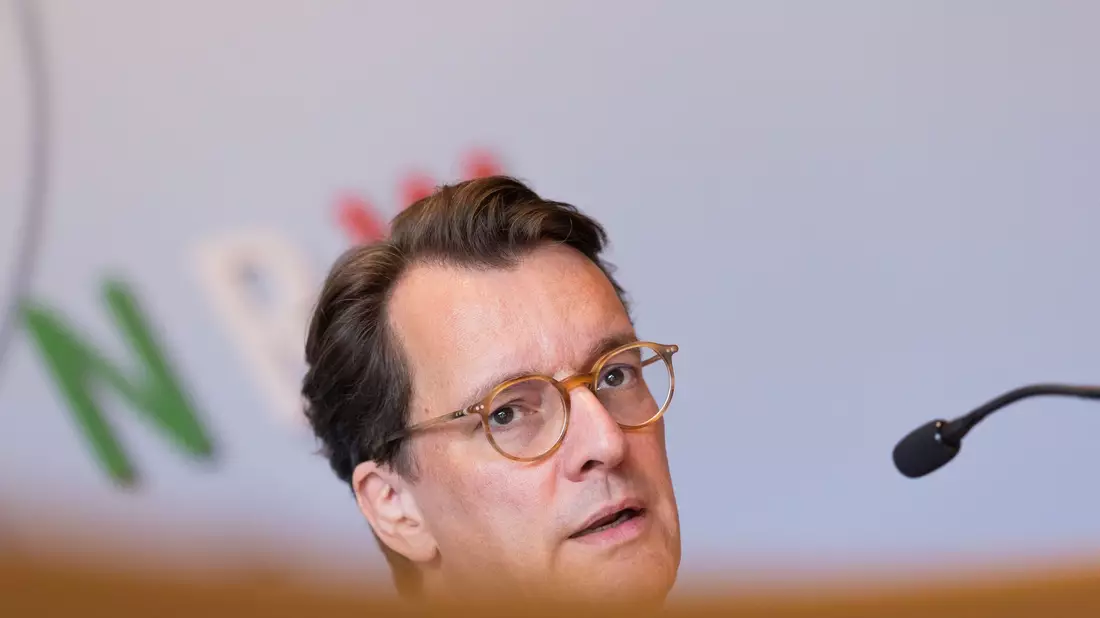 NRW-Ministerpräsident Hendrik Wüst (CDU) findet das Paket gut, hat aber eine kritische Anmerkung. - Bild: Rolf Vennenbernd/dpa