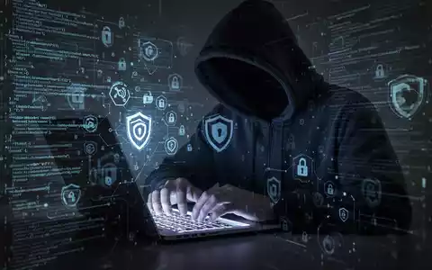 Verschattete Gestalt in dunklem Hoodie tippt auf Laptop, umgeben von abstraktem digitalem Code, symbolisiert Cyber-Bedrohungen und Malware. - Foto: über boerse-global.de