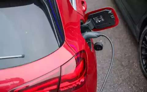 Die Nachfrage nach Elektroautos hat im ersten Halbjahr wieder deutlich angezogen. (Archivbild) - Foto: Jan Woitas/dpa