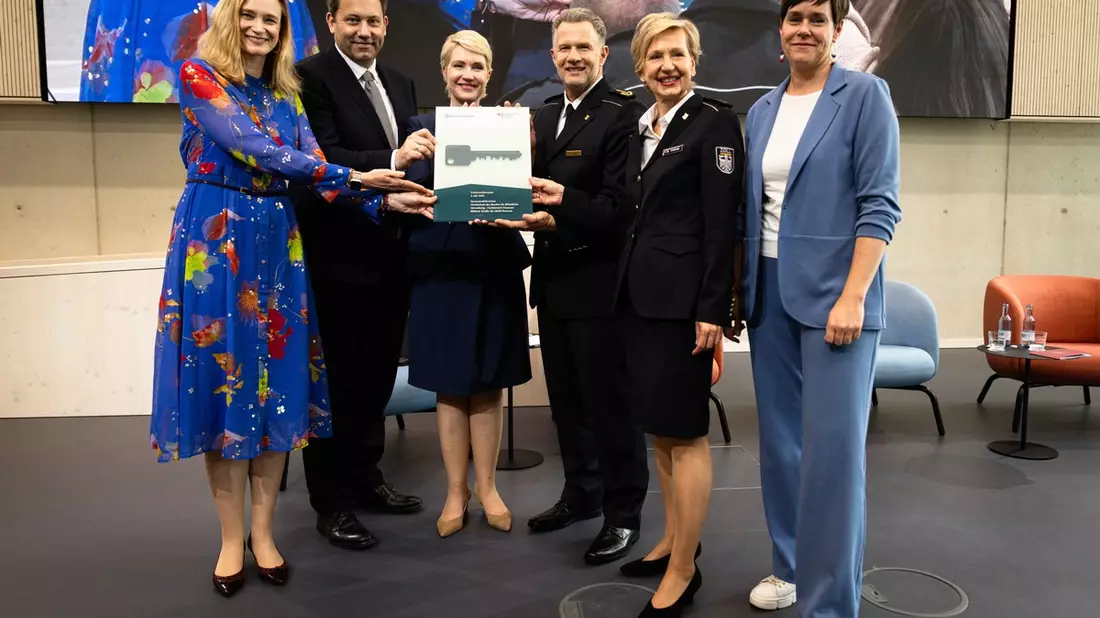 GZD: Neuer Zollcampus in Rostock eröffnet / Moderner Hochschulstandort stärkt die Ausbildung des Zolls / Größtes Holzmodulbauprojekt Europas - Bild: presseportal.de