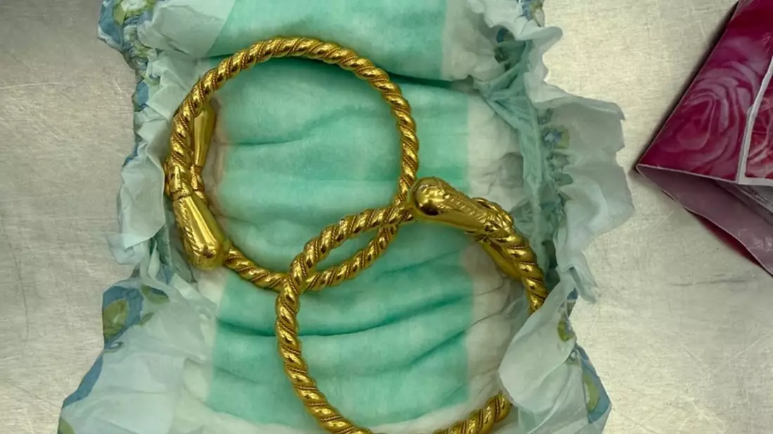 HZA-K: Goldschmuck im Wert von rund 20.000 Euro in Babywindeln versteckt / Kölner ZOLL vereitelt Schmuggelversuch am Flughafen - Bild: presseportal.de