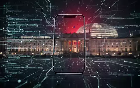 Abstrakte Darstellung digitaler Überwachung, mit leuchtenden Codezeilen, die ein Smartphone und das Europäische Parlament umgeben. - Foto: über boerse-global.de
