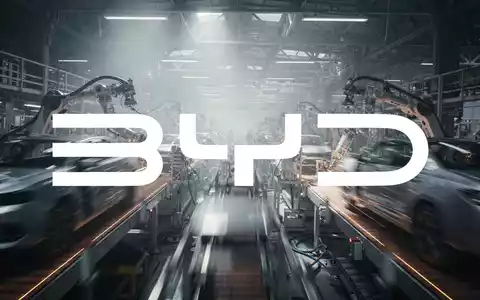 Eine abstrakte, atmosphärische Szene, die den Automobil- und Fertigungssektor darstellt. Eine unscharfe, hochtechnologische Produktionslinie mit einem Gefühl von immenser, aber eingeschränkter Bewegung, die starke Nachfrage, die auf einen Engpass trifft, vermittelt. - Foto: über boerse-global.de