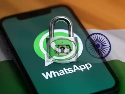 Digitales Vorhängeschloss über Smartphone mit WhatsApp-Logo, dezent mit Farben der indischen Flagge unterlegt, symbolisiert digitale Sicherheitsbedenken. - Foto: über boerse-global.de